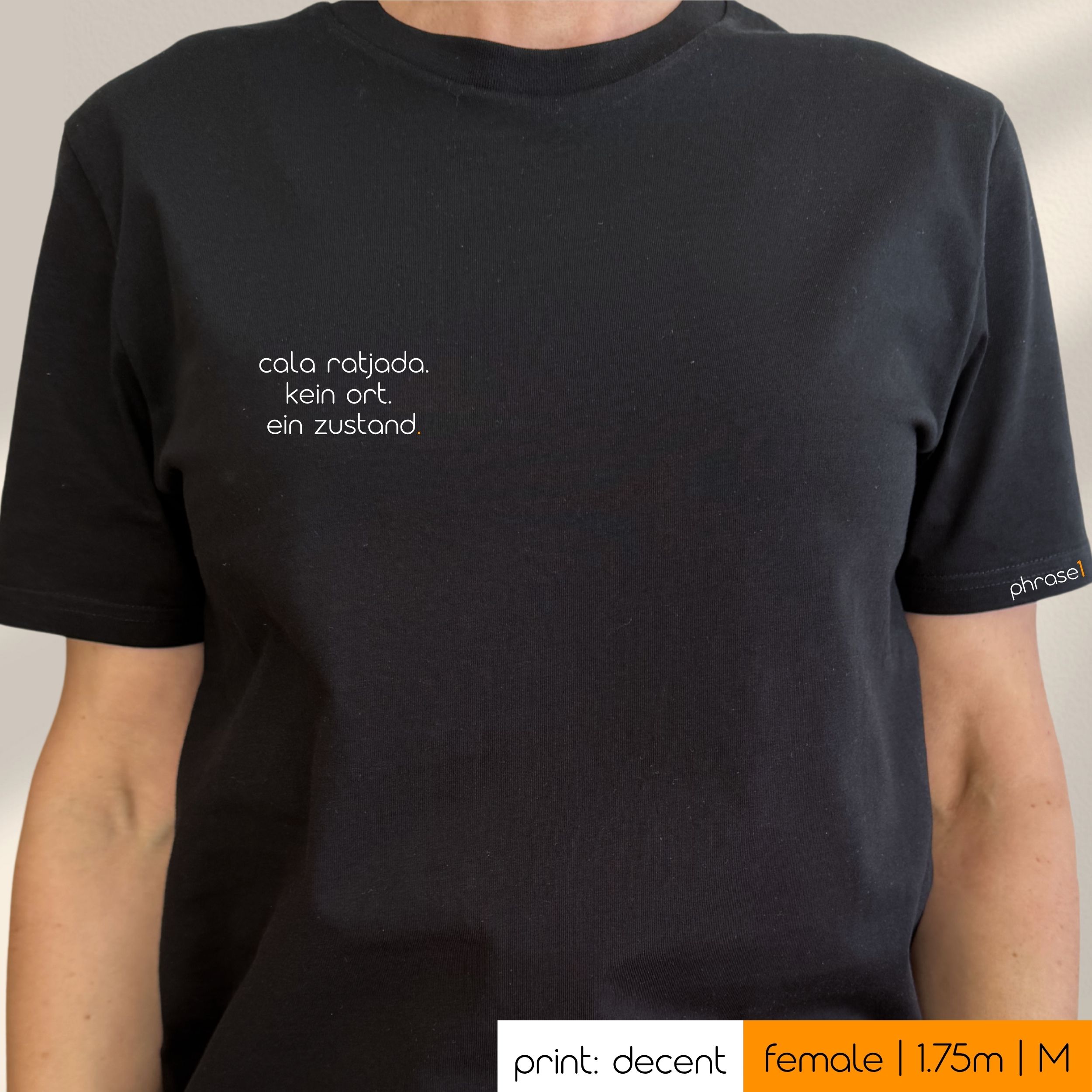 Premium T-Shirt mit Spruch "cala ratjada. kein ort. ein zustand."